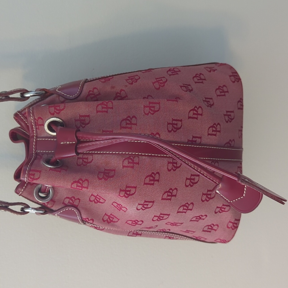 VINTAGE DOONEY & BOURKE RED SIGNATURE MINI DRAWSTRING BUCKET HANDBAG - Picture 1 of 15